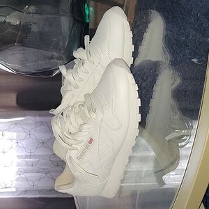 Women's White Size 8 1/2 Reebok Sneakers 👟